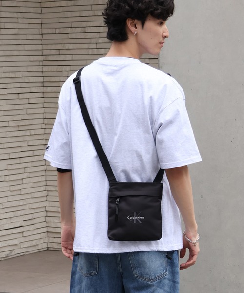 Calvin Klein(カルバン・クライン)の「【Calvin Klein/カルバンクライン】BOLD FLATPACK / ボールド フラットパック ショルダーバッグ(ショルダーバッグ・メンズ・ブラック・FREE)」の2枚目の写真