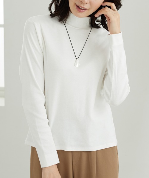 BELLUNA PLUS(ベルーナ)の「シンプルデザイン!ハイネックプルオーバー(Tシャツ/カットソー・レディース・オフホワイト/ブルー/ブラック/イエロー・LARGE/X-LARGE/MEDIUM)」の2枚目の写真