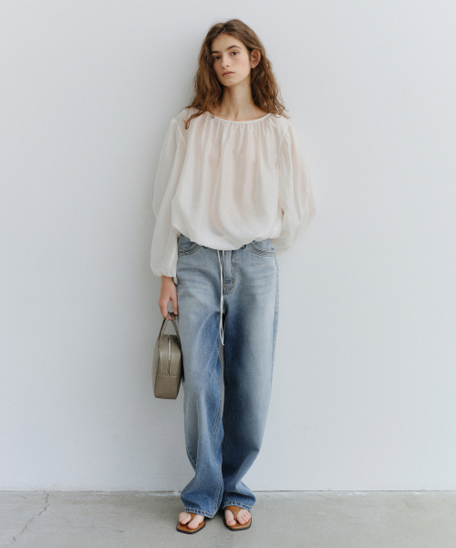 URAGO(ユラーゴ)の「Sheer shirring blouse(シャツ/ブラウス・レディース・スカイブルー/アイボリー・FREE)」の4枚目の写真
