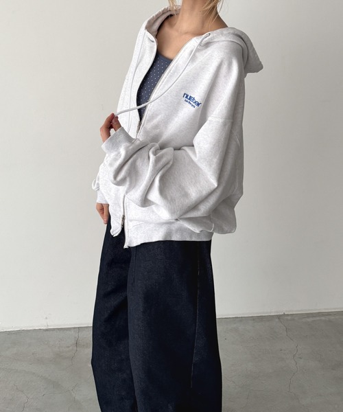 CANAL JEAN(キャナルジーン)の「El mar number 胸刺繍ジップパーカー(パーカー・レディース・アッシュ・ONE SIZE)」の2枚目の写真