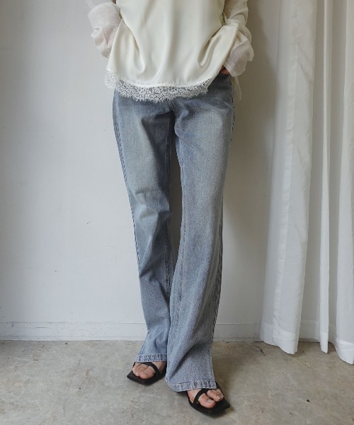 CORNERS（コーナーズ）の「デニムスリムストレートスリットパンツ（デニムパンツ・レディース・ライトブルー/ブラック/ブルー・L/M）」の2枚目の写真