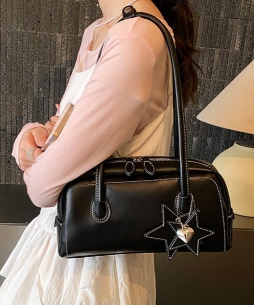 mebole(メボレ)の「スターチャーム付きスクエアバッグ(ショルダーバッグ・レディース・ブラック/ブルー/イエロー/ピンク/ホワイト・FREE)」の10枚目の写真