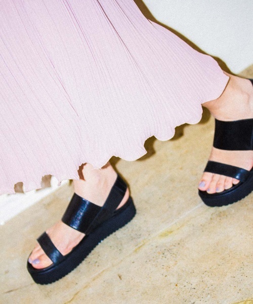 mystic(ミスティック)の「【INUOVO】バックストラップサンダル(サンダル・レディース・ゴールド/シルバー/ブラック・37/38/36)」の2枚目の写真