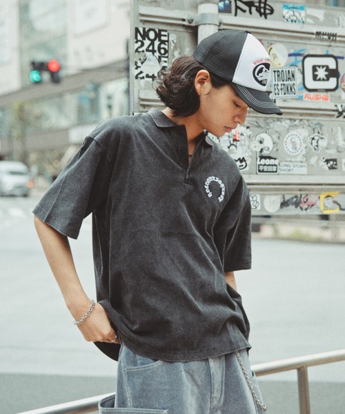 RAGEBLUE(レイジブルー)の「Pigment Circle Logo Polo Shirt/ピグメント加工サークルロゴポロシャツ(ポロシャツ・メンズ・レッド/ライトグレー/グレー・LARGE/MEDIUM)」の2枚目の写真