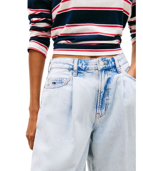 tommy jeans(トミー ジーンズ)の「ライトブルータックショートジーンズ(デニムパンツ・レディース・インディゴブルー・25inch/26inch/27inch)」の6枚目の写真
