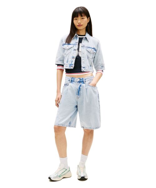 tommy jeans(トミー ジーンズ)の「ライトブルータックショートジーンズ(デニムパンツ・レディース・インディゴブルー・25inch/26inch/27inch)」の2枚目の写真