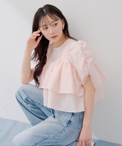 Chico(チコ)の「【SALON by Chico】ショート丈パフティアードブラウス(シャツ/ブラウス・レディース・ピンク系その他3/ブラック/ホワイト・FREE)」の2枚目の写真