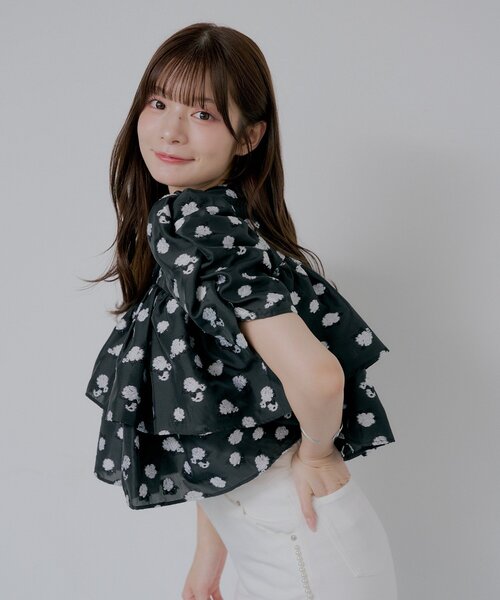 Chico(チコ)の「【SALON by Chico】ショート丈パフティアードブラウス(シャツ/ブラウス・レディース・ピンク系その他3/ブラック/ホワイト・FREE)」の3枚目の写真