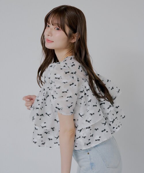 Chico(チコ)の「【SALON by Chico】ショート丈パフティアードブラウス(シャツ/ブラウス・レディース・ピンク系その他3/ブラック/ホワイト・FREE)」の6枚目の写真