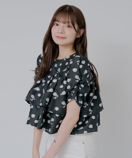 Chico(チコ)の「【SALON by Chico】ショート丈パフティアードブラウス(シャツ/ブラウス・レディース・ピンク系その他3/ブラック/ホワイト・FREE)」の9枚目の写真