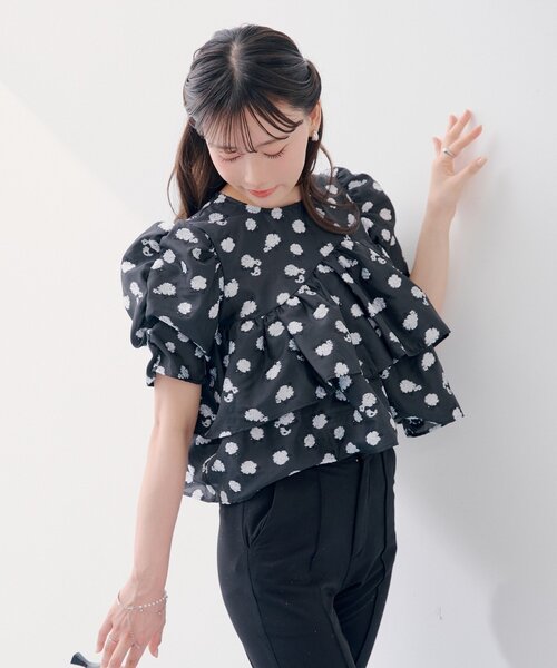 Chico(チコ)の「【SALON by Chico】ショート丈パフティアードブラウス(シャツ/ブラウス・レディース・ピンク系その他3/ブラック/ホワイト・FREE)」の12枚目の写真