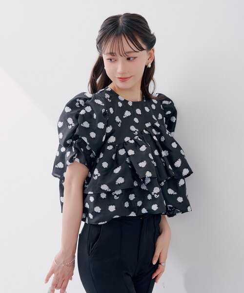 Chico(チコ)の「【SALON by Chico】ショート丈パフティアードブラウス(シャツ/ブラウス・レディース・ピンク系その他3/ブラック/ホワイト・FREE)」の13枚目の写真