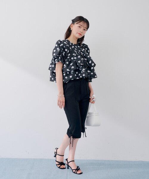 Chico(チコ)の「【SALON by Chico】ショート丈パフティアードブラウス(シャツ/ブラウス・レディース・ピンク系その他3/ブラック/ホワイト・FREE)」の14枚目の写真