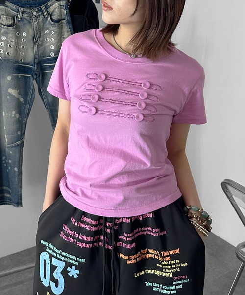 MATU:TA(マトゥータ)の「【新色追加!】ナポレオンスリムフィットTシャツ / ダブルボタン 海外ガール カジュアル トレンド 刺繍 ボタン ショート丈 半袖 3カラー ブルー ネイビー ホワイト ピンク 綿 差し色(Tシャツ/カットソー・レディース・ネイビー/ホワイト/ブルー/ピンク・FREE)」の4枚目の写真