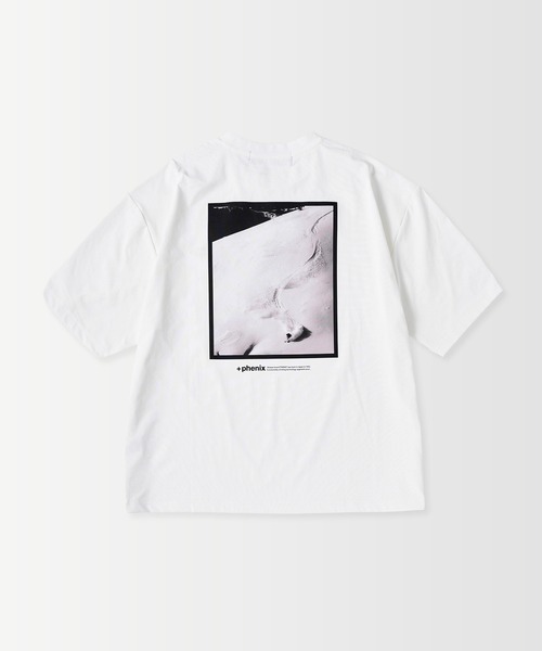 +phenix(プラスフェニックス)の「+phenix(プラスフェニックス)Outlast SKIING PHOTO GRAPHIC SHORT SLEEVE TEE / スキー フォトグラフィック ショートスリーブTシャツ(Tシャツ/カットソー・メンズ・ホワイト/グレー/ブラック・M/L)」の13枚目の写真