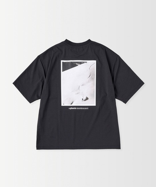 +phenix(プラスフェニックス)の「+phenix(プラスフェニックス)Outlast SKIING PHOTO GRAPHIC SHORT SLEEVE TEE / スキー フォトグラフィック ショートスリーブTシャツ(Tシャツ/カットソー・メンズ・ホワイト/グレー/ブラック・M/L)」の11枚目の写真