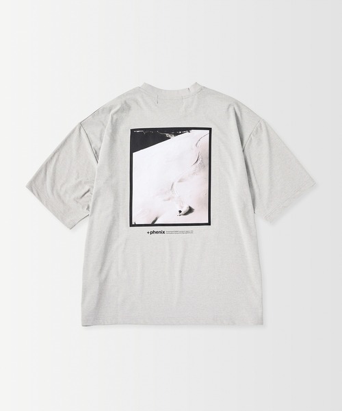 +phenix(プラスフェニックス)の「+phenix(プラスフェニックス)Outlast SKIING PHOTO GRAPHIC SHORT SLEEVE TEE / スキー フォトグラフィック ショートスリーブTシャツ(Tシャツ/カットソー・メンズ・ホワイト/グレー/ブラック・M/L)」の6枚目の写真