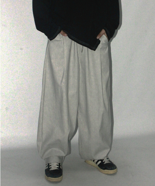 DEMARC(ドゥマーク)の「M Grunge washing side one tuck curved wide pants Gray(その他パンツ・メンズ・グレー・MEDIUM/LARGE)」の1枚目の写真