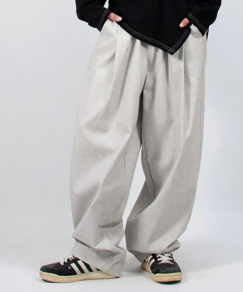 DEMARC(ドゥマーク)の「M Grunge washing side one tuck curved wide pants Gray(その他パンツ・メンズ・グレー・MEDIUM/LARGE)」の2枚目の写真