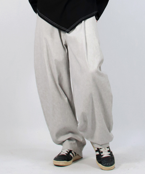 DEMARC(ドゥマーク)の「M Grunge washing side one tuck curved wide pants Gray(その他パンツ・メンズ・グレー・MEDIUM/LARGE)」の4枚目の写真