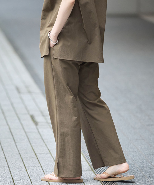 IENA（イエナ）の「《撥水/UVカット/セットアップ対応》撥水UVプロテクト スリットパンツ（その他パンツ・レディース・カーキ/ブラック・36/38）」の2枚目の写真