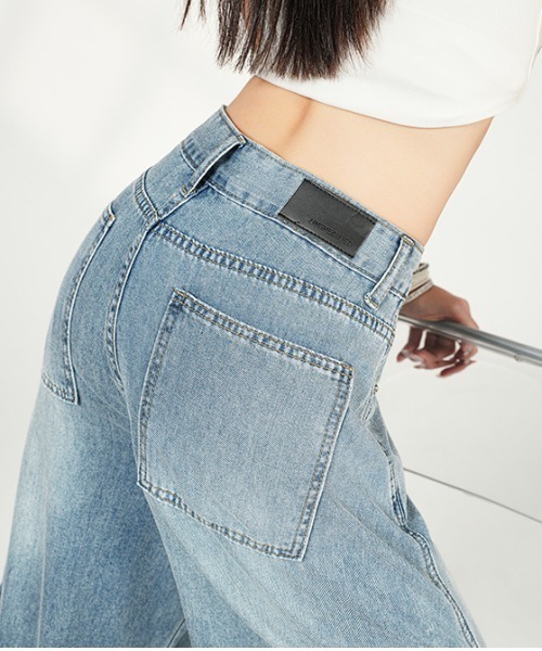 LUCPY(ラクピー)の「カーゴワイドデニムパンツ(デニムパンツ・レディース・ブルー・LARGE/MEDIUM/SMALL/X-SMALL)」の3枚目の写真