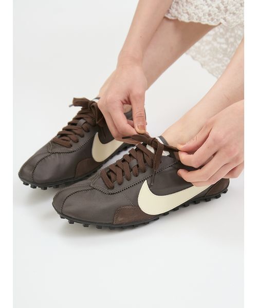 NIKE(ナイキ)の「【NIKE meets emmi】W MOON SHOE OG(スニーカー・レディース・チャコールグレー・25.5/25/24.5/24/23.5/23)」の1枚目の写真