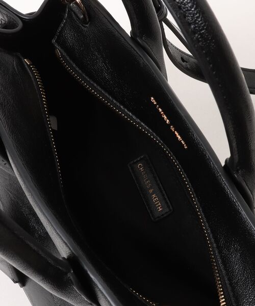 CHARLES & KEITH(チャールズ & キース)の「Ginevra ラージジネヴラ トートバッグ(トートバッグ・レディース・ワインレッド/ブラック・M)」の10枚目の写真