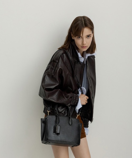 CHARLES & KEITH(チャールズ & キース)の「Ginevra ラージジネヴラ トートバッグ(トートバッグ・レディース・ワインレッド/ブラック・M)」の3枚目の写真