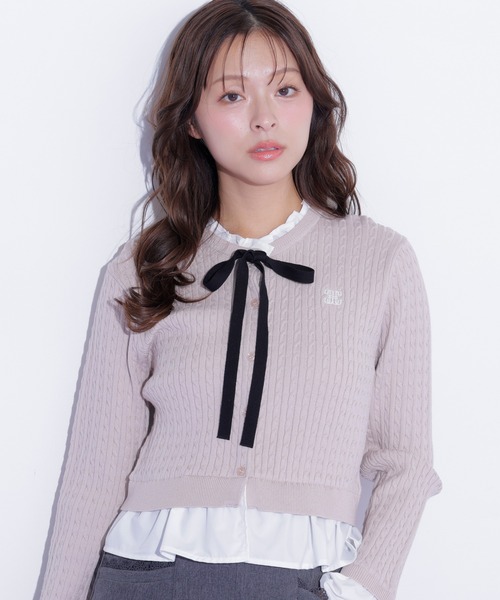 JILL by JILL STUART(ジルバイジルスチュアート)の「フリルカラーケーブルニット(ニット/セーター・レディース・ピンク/グレー/ネイビー・FREE)」の4枚目の写真