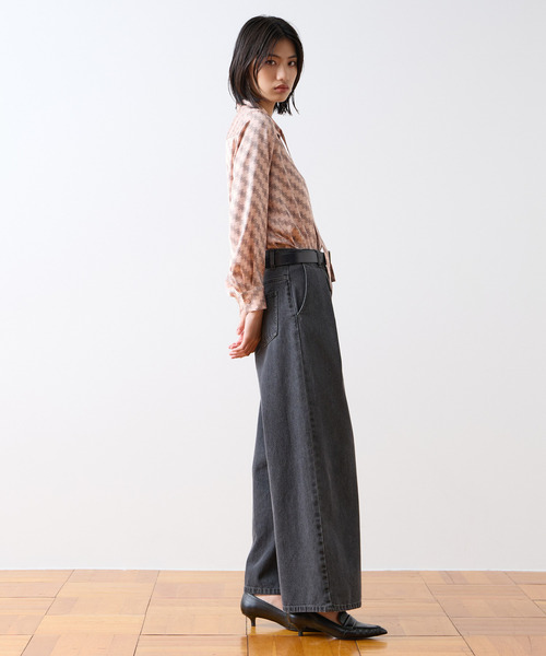 Tiara(ティアラ)の「ワイドタックデニムパンツ(デニムパンツ・レディース・ブラック/ブルー・3/2)」の12枚目の写真