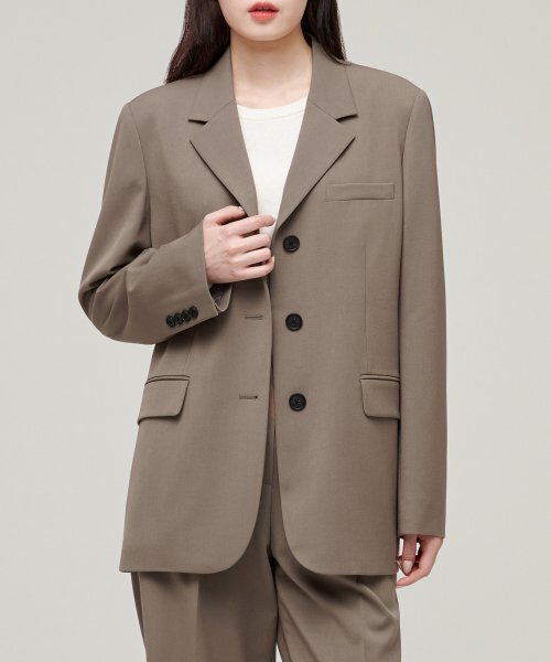 MUSINSA STANDARD WOMAN(ムシンサスタンダードウーマン)の「レディース特大3ボタンブレザー【ダスティベージュ】(テーラードジャケット・レディース・その他・MEDIUM/SMALL/X-SMALL)」の1枚目の写真