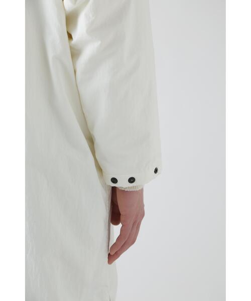 YLEVE(イレーヴ)の「Y / RECYCLE NYLON TAFFETA CO(ダウンジャケット/コート・メンズ・ホワイト/ネイビー・4)」の10枚目の写真