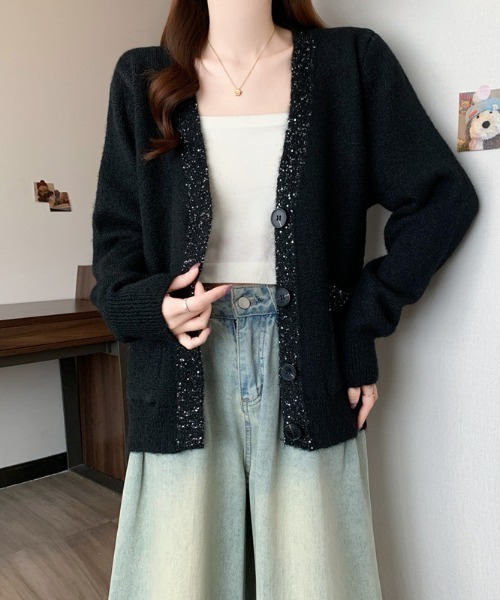 witch(ウイッチ)の「スパンコール・ラメ付きバイカラーカーディガン(カーディガン/ボレロ・レディース・ベージュ/グレー/ブラック・FREE)」の1枚目の写真