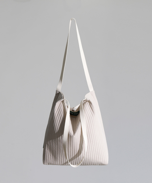 GREEN STUFF(グリーンスタッフ)の「boxy bag 53 - soft quilting soy beige(ショルダーバッグ・レディース・その他・FREE)」の2枚目の写真