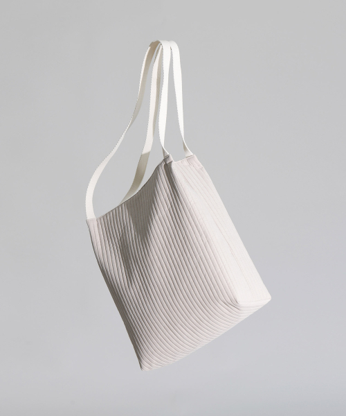 GREEN STUFF(グリーンスタッフ)の「boxy bag 53 - soft quilting soy beige(ショルダーバッグ・レディース・その他・FREE)」の3枚目の写真