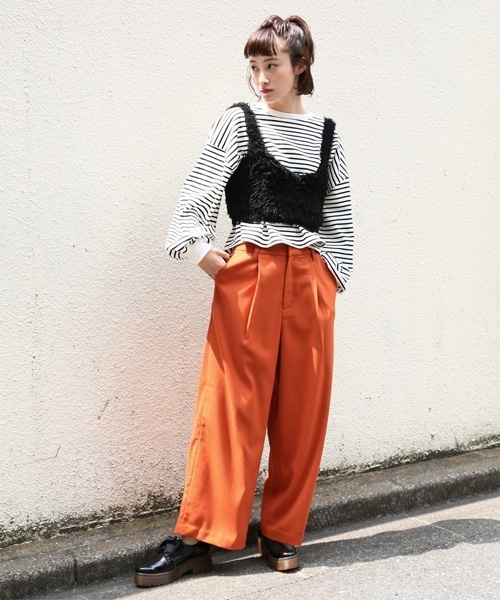 LOWRYS FARM(ローリーズファーム)の「ソデボリュームショートTシャツ 769303(Tシャツ/カットソー・レディース・ホワイト×ブラック/ブラック/オレンジ/パープル・LARGE/MEDIUM)」の5枚目の写真