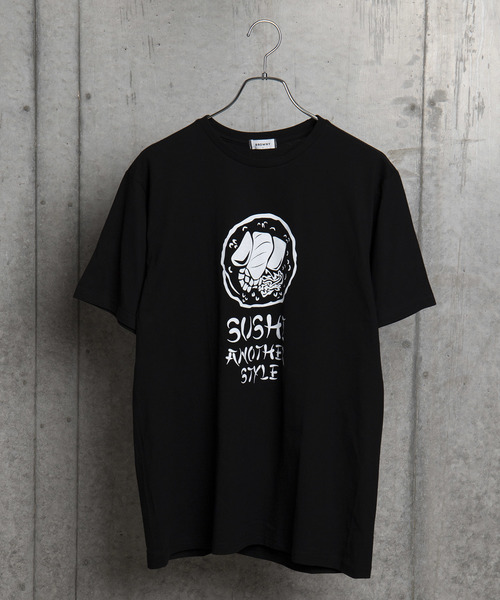 WEGO（ウィゴー）の「WEGO/SUSHIモチーフロゴTシャツ（Tシャツ/カットソー・メンズ・ホワイト/ブラック・LARGE/MEDIUM/SMALL/X-LARGE）」の2枚目の写真