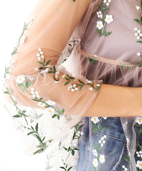 flower(フラワー)の「クオーツフラワーブラウス(シャツ/ブラウス・レディース・ネイビー/ピンクベージュ・フリ-)」の7枚目の写真
