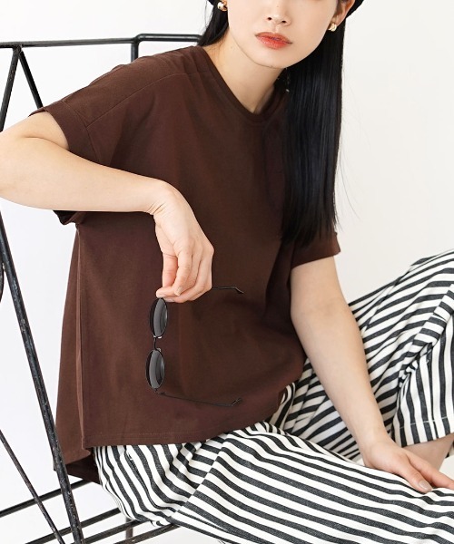 zootie（ズーティー）の「【汗が染みない ゆったりTシャツ】 汗しみない Tシャツ［ワイドシルエット］ 汗染み防止（Tシャツ/カットソー・レディース・ラベンダー/ブラック/グレイッシュブルー/カーキ/キャメル/パープル/ネイビー/ライトブルー/杢グレー/ロイヤルブルー/フューシャピンク/オフホワイト/ライトカーキ/グレイッシュベージュ/ブラウン/オレンジ系その他/オレンジ系その他2/モカ/ダークグリーン/アイボリー/パープル系その他/ブルー系その他2/ダークブラウン/イエロー系その他/レッド系その他/ミント・M-L）」の6枚目の写真