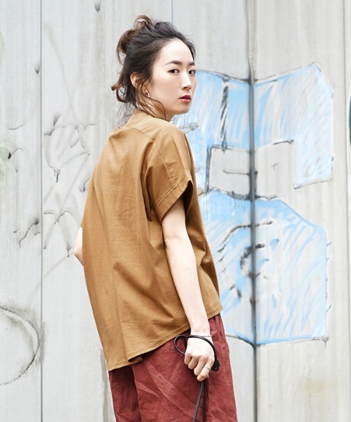 zootie（ズーティー）の「【汗が染みない ゆったりTシャツ】 汗しみない Tシャツ［ワイドシルエット］ 汗染み防止（Tシャツ/カットソー・レディース・ラベンダー/ブラック/グレイッシュブルー/カーキ/キャメル/パープル/ネイビー/ライトブルー/杢グレー/ロイヤルブルー/フューシャピンク/オフホワイト/ライトカーキ/グレイッシュベージュ/ブラウン/オレンジ系その他/オレンジ系その他2/モカ/ダークグリーン/アイボリー/パープル系その他/ブルー系その他2/ダークブラウン/イエロー系その他/レッド系その他/ミント・M-L）」の21枚目の写真