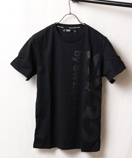 SY32 by SWEET YEARS(エスワイサーティトゥバイスィートイヤーズ)の「【SY32 by SWEET YEARS】VERTICAL LOGO TEE(Tシャツ/カットソー・メンズ・ブラック/ブラック系その他/ホワイト/ブラック系その他2/ブラック系その他3・SMALL/MEDIUM/LARGE/X-LARGE/XX-LARGE)」の3枚目の写真