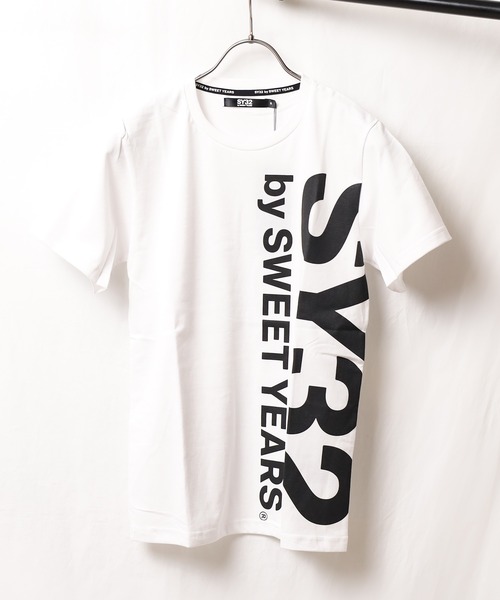 SY32 by SWEET YEARS(エスワイサーティトゥバイスィートイヤーズ)の「【SY32 by SWEET YEARS】VERTICAL LOGO TEE(Tシャツ/カットソー・メンズ・ブラック/ブラック系その他/ホワイト/ブラック系その他2/ブラック系その他3・SMALL/MEDIUM/LARGE/X-LARGE/XX-LARGE)」の2枚目の写真