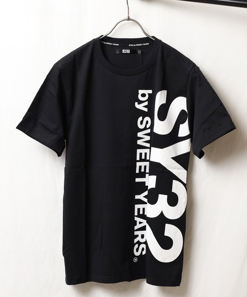 SY32 by SWEET YEARS(エスワイサーティトゥバイスィートイヤーズ)の「【SY32 by SWEET YEARS】VERTICAL LOGO TEE(Tシャツ/カットソー・メンズ・ブラック/ブラック系その他/ホワイト/ブラック系その他2/ブラック系その他3・SMALL/MEDIUM/LARGE/X-LARGE/XX-LARGE)」の1枚目の写真