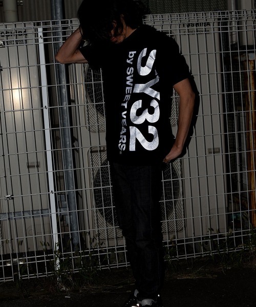 SY32 by SWEET YEARS(エスワイサーティトゥバイスィートイヤーズ)の「【SY32 by SWEET YEARS】VERTICAL LOGO TEE(Tシャツ/カットソー・メンズ・ブラック/ブラック系その他/ホワイト/ブラック系その他2/ブラック系その他3・SMALL/MEDIUM/LARGE/X-LARGE/XX-LARGE)」の6枚目の写真