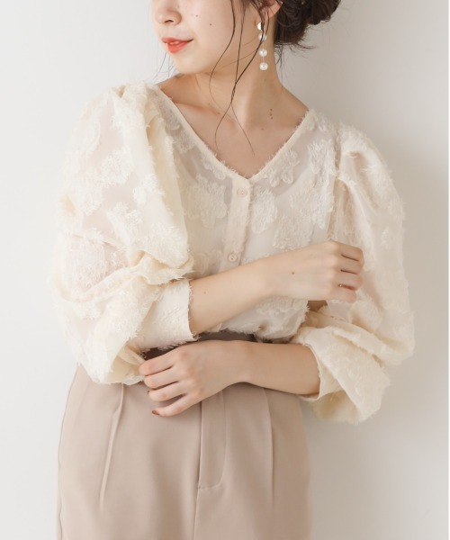 Chico(チコ)の「フロッキー花柄パワショルブラウス(シャツ/ブラウス・レディース・ブラック/ライトベージュ/ミント・FREE)」の3枚目の写真