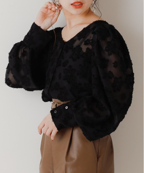 Chico(チコ)の「フロッキー花柄パワショルブラウス(シャツ/ブラウス・レディース・ブラック/ライトベージュ/ミント・FREE)」の2枚目の写真