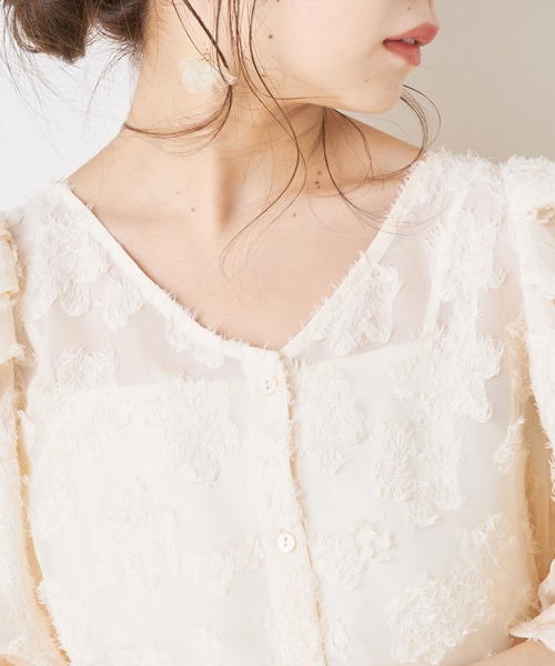 Chico(チコ)の「フロッキー花柄パワショルブラウス(シャツ/ブラウス・レディース・ブラック/ライトベージュ/ミント・FREE)」の14枚目の写真