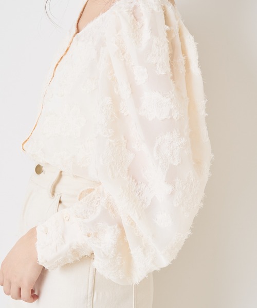 Chico(チコ)の「フロッキー花柄パワショルブラウス(シャツ/ブラウス・レディース・ブラック/ライトベージュ/ミント・FREE)」の16枚目の写真