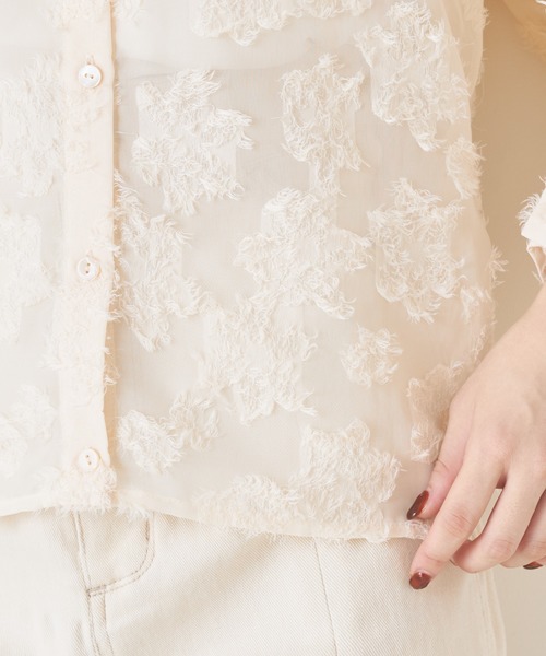 Chico(チコ)の「フロッキー花柄パワショルブラウス(シャツ/ブラウス・レディース・ブラック/ライトベージュ/ミント・FREE)」の4枚目の写真